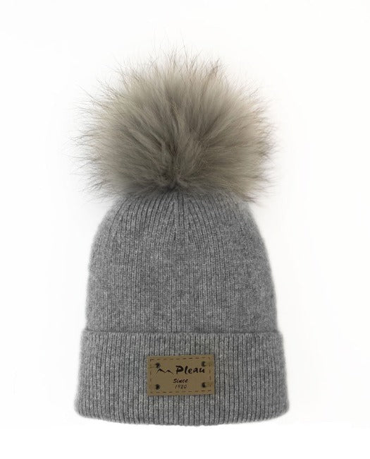 Tuque tricot machine avec pompon raton detachable de Pleau